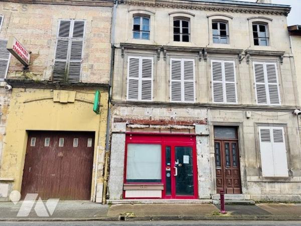 Bâtiment de 195 m² entièrement à rénover, sur une parcelle de 525 m², en centre ville.