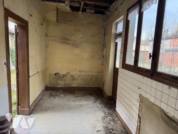 Bâtiment de 195 m² entièrement à rénover, sur une parcelle de 525 m², en centre ville.