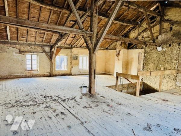 Bâtiment de 195 m² entièrement à rénover, sur une parcelle de 525 m², en centre ville.