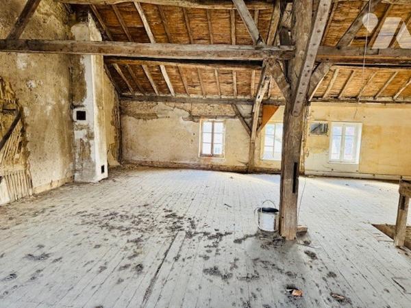 Bâtiment de 195 m² entièrement à rénover, sur une parcelle de 525 m², en centre ville.