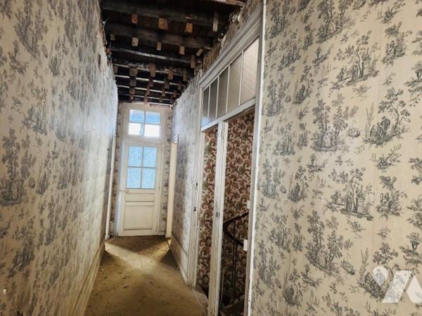 Bâtiment de 195 m² entièrement à rénover, sur une parcelle de 525 m², en centre ville.