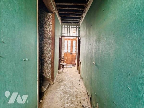 Bâtiment de 195 m² entièrement à rénover, sur une parcelle de 525 m², en centre ville.