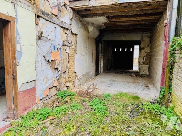 Bâtiment de 195 m² entièrement à rénover, sur une parcelle de 525 m², en centre ville.