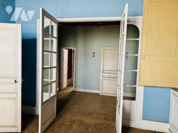 Bâtiment de 195 m² entièrement à rénover, sur une parcelle de 525 m², en centre ville.