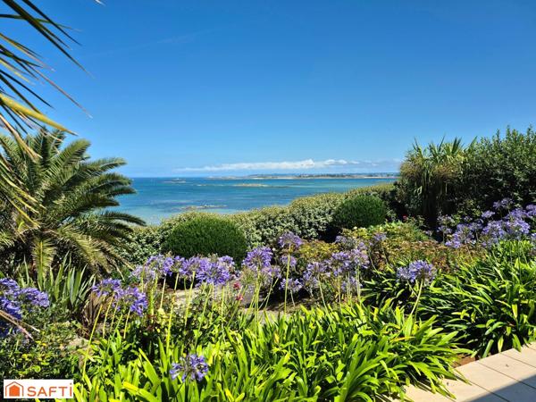 RARE, Jolie contemporaine les pieds dans l'eau !!