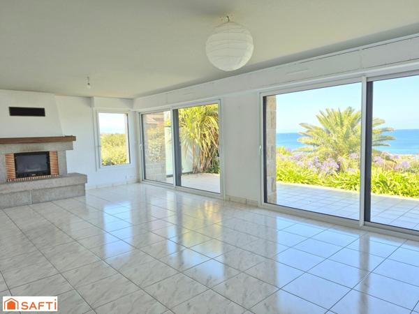 RARE, Jolie contemporaine les pieds dans l'eau !!