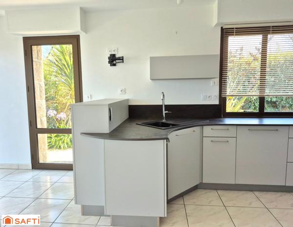 RARE, Jolie contemporaine les pieds dans l'eau !!