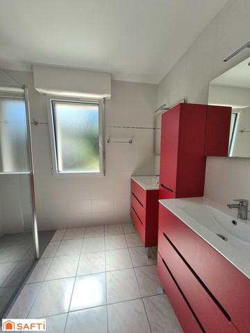 RARE, Jolie contemporaine les pieds dans l'eau !!