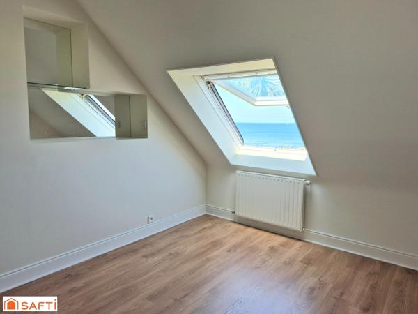 RARE, Jolie contemporaine les pieds dans l'eau !!