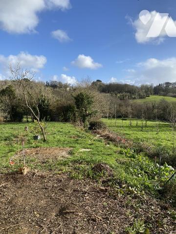 Bourg de LOPERHET, terrain constructible 