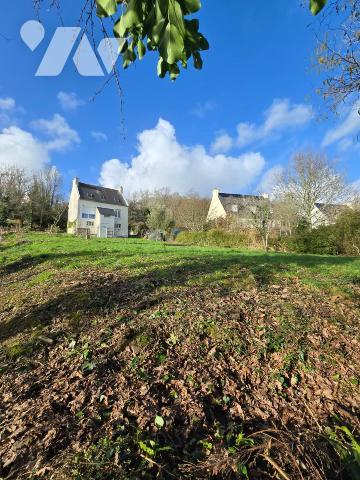 Bourg de LOPERHET, terrain constructible 