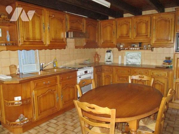 Maison de bourg comprenant :
-au rez-de-chaussée : entrée-séjour-salon-escalier d'accès à l'ét...