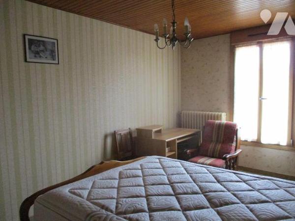 Maison de bourg comprenant :
-au rez-de-chaussée : entrée-séjour-salon-escalier d'accès à l'ét...