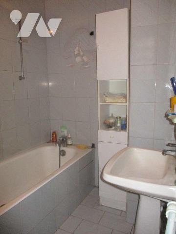 Maison de bourg comprenant :
-au rez-de-chaussée : entrée-séjour-salon-escalier d'accès à l'ét...