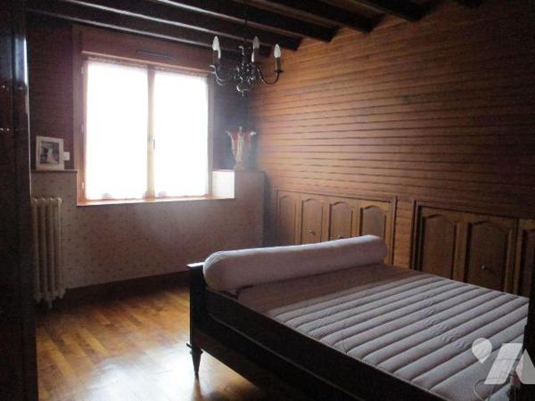 Maison de bourg comprenant :
-au rez-de-chaussée : entrée-séjour-salon-escalier d'accès à l'ét...