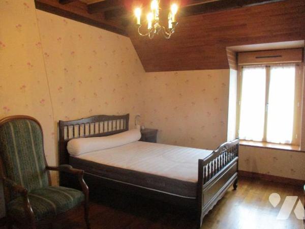 Maison de bourg comprenant :
-au rez-de-chaussée : entrée-séjour-salon-escalier d'accès à l'ét...