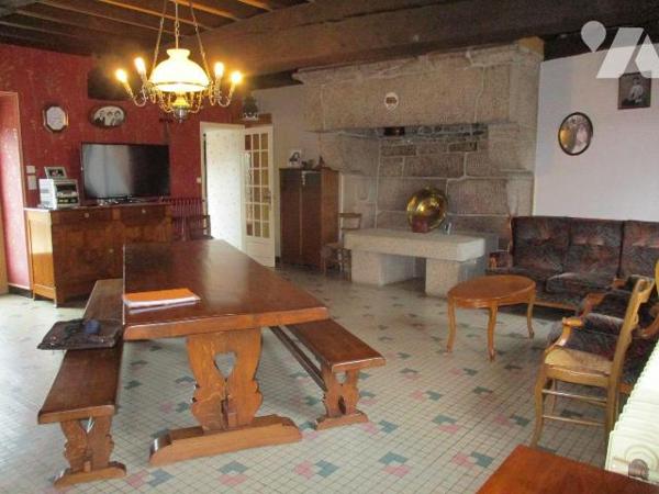 Maison de bourg comprenant :
-au rez-de-chaussée : entrée-séjour-salon-escalier d'accès à l'ét...