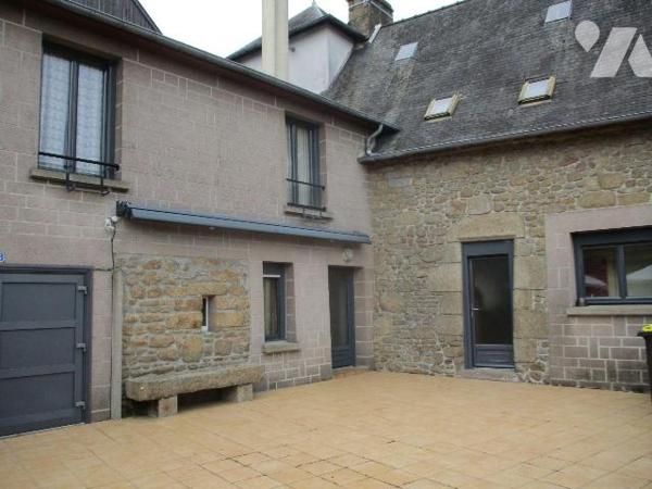 Maison de bourg comprenant :
-au rez-de-chaussée : entrée-séjour-salon-escalier d'accès à l'ét...