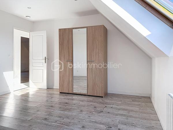 Dans l’un des quartiers les plus prisés de Saint-Lô, découvrez un bien rare à la vente, alliant architecture contemporaine, volumes exceptionnels et cadre de vie privilégié.

Dès l’entrée, le ton est donné : un hall spacieux accédant à des espaces de vie proposant des volumes généreux et très lumineux grâce à de larges baies vitrées. 

La cuisine aménagée et entièrement équipée, moderne et très fonctionnelle, s’intègre parfaitement aux pièces principales qu’elle relie avec harmonie. Véritable cœur de la maison, elle favorise convivialité et praticité au quotidien.

L’insert cheminée apporte quant à lui une touche de caractère supplémentaire tout en diffusant une chaleur agréable pour vos soirées d'hiver ou les arrières saisons.

À l’étage, l’espace nuit se compose de quatre chambres confortables dont une suite parentale avec sa salle d'eau, une salle de bains avec baignoire balnéo et un WC suspendu indépendant.

Le sous-sol complet constitue un atout majeur supplémentaire, offrant de multiples possibilités de rangements et aménagements.

L’ensemble est implanté sur une magnifique parcelle d’environ 2 000 m² sur laquelle vous profitez d'une terrasse et une pelouse offrant de nombreuses possibilités pour toute la famille : espace de jeux, terrain de loisirs, jardin paysager, potager....

Pour résumer : Vous avez l'opportunité d'acquérir un bien aux volumes rares et aux prestations recherchées, dans un secteur très convoité !
Une opportunité unique à découvrir sans tarder.