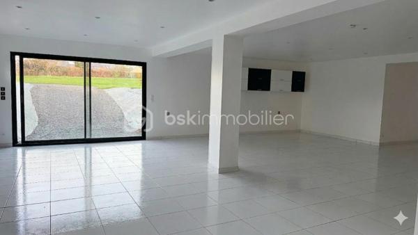 Dans l’un des quartiers les plus prisés de Saint-Lô, découvrez un bien rare à la vente, alliant architecture contemporaine, volumes exceptionnels et cadre de vie privilégié.

Dès l’entrée, le ton est donné : un hall spacieux accédant à des espaces de vie proposant des volumes généreux et très lumineux grâce à de larges baies vitrées. 

La cuisine aménagée et entièrement équipée, moderne et très fonctionnelle, s’intègre parfaitement aux pièces principales qu’elle relie avec harmonie. Véritable cœur de la maison, elle favorise convivialité et praticité au quotidien.

L’insert cheminée apporte quant à lui une touche de caractère supplémentaire tout en diffusant une chaleur agréable pour vos soirées d'hiver ou les arrières saisons.

À l’étage, l’espace nuit se compose de quatre chambres confortables dont une suite parentale avec sa salle d'eau, une salle de bains avec baignoire balnéo et un WC suspendu indépendant.

Le sous-sol complet constitue un atout majeur supplémentaire, offrant de multiples possibilités de rangements et aménagements.

L’ensemble est implanté sur une magnifique parcelle d’environ 2 000 m² sur laquelle vous profitez d'une terrasse et une pelouse offrant de nombreuses possibilités pour toute la famille : espace de jeux, terrain de loisirs, jardin paysager, potager....

Pour résumer : Vous avez l'opportunité d'acquérir un bien aux volumes rares et aux prestations recherchées, dans un secteur très convoité !
Une opportunité unique à découvrir sans tarder.