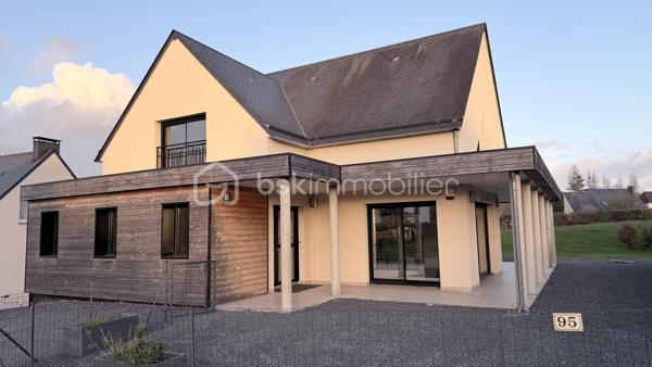 Dans l’un des quartiers les plus prisés de Saint-Lô, découvrez un bien rare à la vente, alliant architecture contemporaine, volumes exceptionnels et cadre de vie privilégié.

Dès l’entrée, le ton est donné : un hall spacieux accédant à des espaces de vie proposant des volumes généreux et très lumineux grâce à de larges baies vitrées. 

La cuisine aménagée et entièrement équipée, moderne et très fonctionnelle, s’intègre parfaitement aux pièces principales qu’elle relie avec harmonie. Véritable cœur de la maison, elle favorise convivialité et praticité au quotidien.

L’insert cheminée apporte quant à lui une touche de caractère supplémentaire tout en diffusant une chaleur agréable pour vos soirées d'hiver ou les arrières saisons.

À l’étage, l’espace nuit se compose de quatre chambres confortables dont une suite parentale avec sa salle d'eau, une salle de bains avec baignoire balnéo et un WC suspendu indépendant.

Le sous-sol complet constitue un atout majeur supplémentaire, offrant de multiples possibilités de rangements et aménagements.

L’ensemble est implanté sur une magnifique parcelle d’environ 2 000 m² sur laquelle vous profitez d'une terrasse et une pelouse offrant de nombreuses possibilités pour toute la famille : espace de jeux, terrain de loisirs, jardin paysager, potager....

Pour résumer : Vous avez l'opportunité d'acquérir un bien aux volumes rares et aux prestations recherchées, dans un secteur très convoité !
Une opportunité unique à découvrir sans tarder.