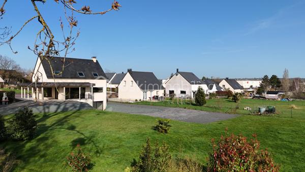 Dans l’un des quartiers les plus prisés de Saint-Lô, découvrez un bien rare à la vente, alliant architecture contemporaine, volumes exceptionnels et cadre de vie privilégié.

Dès l’entrée, le ton est donné : un hall spacieux accédant à des espaces de vie proposant des volumes généreux et très lumineux grâce à de larges baies vitrées. 

La cuisine aménagée et entièrement équipée, moderne et très fonctionnelle, s’intègre parfaitement aux pièces principales qu’elle relie avec harmonie. Véritable cœur de la maison, elle favorise convivialité et praticité au quotidien.

L’insert cheminée apporte quant à lui une touche de caractère supplémentaire tout en diffusant une chaleur agréable pour vos soirées d'hiver ou les arrières saisons.

À l’étage, l’espace nuit se compose de quatre chambres confortables dont une suite parentale avec sa salle d'eau, une salle de bains avec baignoire balnéo et un WC suspendu indépendant.

Le sous-sol complet constitue un atout majeur supplémentaire, offrant de multiples possibilités de rangements et aménagements.

L’ensemble est implanté sur une magnifique parcelle d’environ 2 000 m² sur laquelle vous profitez d'une terrasse et une pelouse offrant de nombreuses possibilités pour toute la famille : espace de jeux, terrain de loisirs, jardin paysager, potager....

Pour résumer : Vous avez l'opportunité d'acquérir un bien aux volumes rares et aux prestations recherchées, dans un secteur très convoité !
Une opportunité unique à découvrir sans tarder.