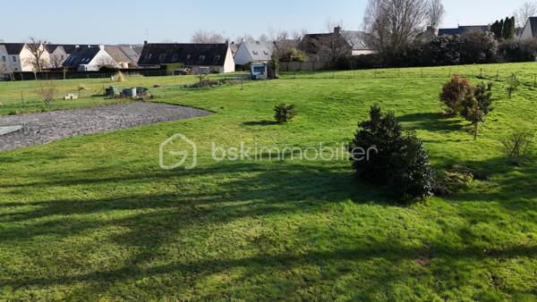 Dans l’un des quartiers les plus prisés de Saint-Lô, découvrez un bien rare à la vente, alliant architecture contemporaine, volumes exceptionnels et cadre de vie privilégié.

Dès l’entrée, le ton est donné : un hall spacieux accédant à des espaces de vie proposant des volumes généreux et très lumineux grâce à de larges baies vitrées. 

La cuisine aménagée et entièrement équipée, moderne et très fonctionnelle, s’intègre parfaitement aux pièces principales qu’elle relie avec harmonie. Véritable cœur de la maison, elle favorise convivialité et praticité au quotidien.

L’insert cheminée apporte quant à lui une touche de caractère supplémentaire tout en diffusant une chaleur agréable pour vos soirées d'hiver ou les arrières saisons.

À l’étage, l’espace nuit se compose de quatre chambres confortables dont une suite parentale avec sa salle d'eau, une salle de bains avec baignoire balnéo et un WC suspendu indépendant.

Le sous-sol complet constitue un atout majeur supplémentaire, offrant de multiples possibilités de rangements et aménagements.

L’ensemble est implanté sur une magnifique parcelle d’environ 2 000 m² sur laquelle vous profitez d'une terrasse et une pelouse offrant de nombreuses possibilités pour toute la famille : espace de jeux, terrain de loisirs, jardin paysager, potager....

Pour résumer : Vous avez l'opportunité d'acquérir un bien aux volumes rares et aux prestations recherchées, dans un secteur très convoité !
Une opportunité unique à découvrir sans tarder.