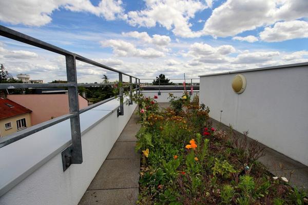 ROMAINVILLE, 10MIN DU METRO CARNOT, 3EME ET DERNIER ETAGE, 2 PIECES TRES LUMINEUX AVEC UN TOIT TERRASSE. PARKING EN SOUS-SOL