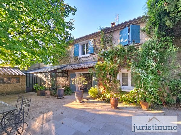 Camaret-sur-Aigues (84850) Mas de charme de 130 m² habitables sur 1 258 m² de terrain paysager, avec piscine et véranda en fer forgé