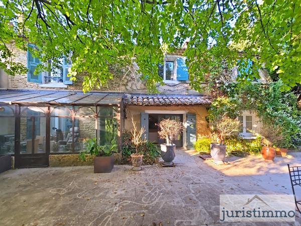 Camaret-sur-Aigues (84850) Mas de charme de 130 m² habitables sur 1 258 m² de terrain paysager, avec piscine et véranda en fer forgé