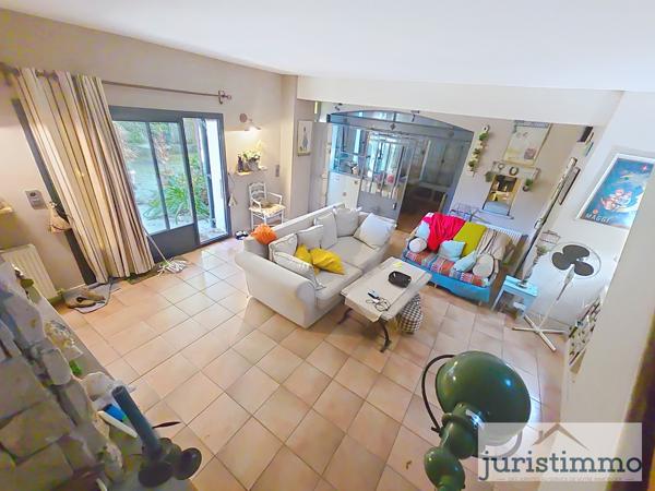 Camaret-sur-Aigues (84850) Mas de charme de 130 m² habitables sur 1 258 m² de terrain paysager, avec piscine et véranda en fer forgé