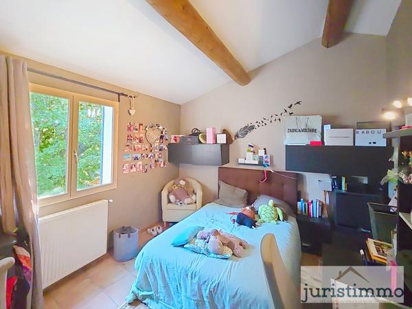 Camaret-sur-Aigues (84850) Mas de charme de 130 m² habitables sur 1 258 m² de terrain paysager, avec piscine et véranda en fer forgé