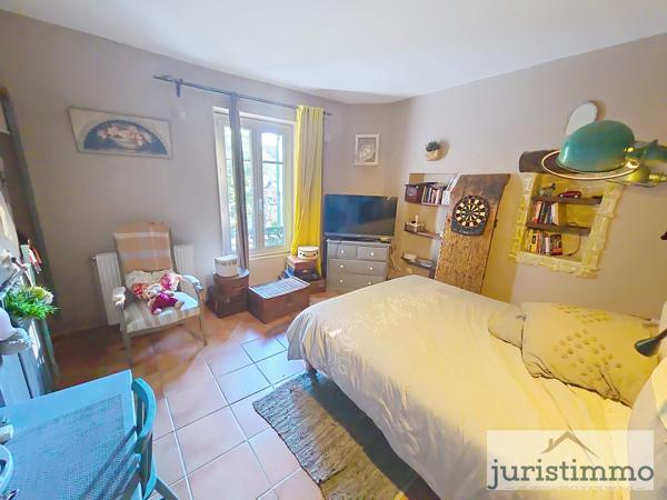 Camaret-sur-Aigues (84850) Mas de charme de 130 m² habitables sur 1 258 m² de terrain paysager, avec piscine et véranda en fer forgé