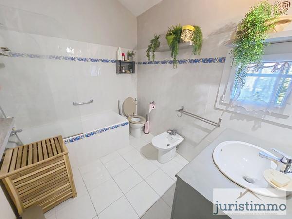 Camaret-sur-Aigues (84850) Mas de charme de 130 m² habitables sur 1 258 m² de terrain paysager, avec piscine et véranda en fer forgé