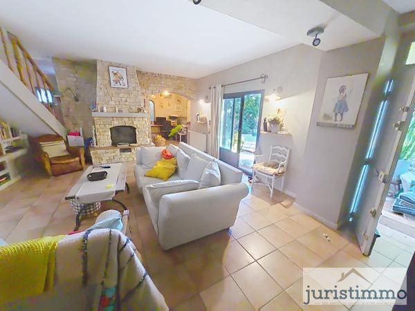 Camaret-sur-Aigues (84850) Mas de charme de 130 m² habitables sur 1 258 m² de terrain paysager, avec piscine et véranda en fer forgé