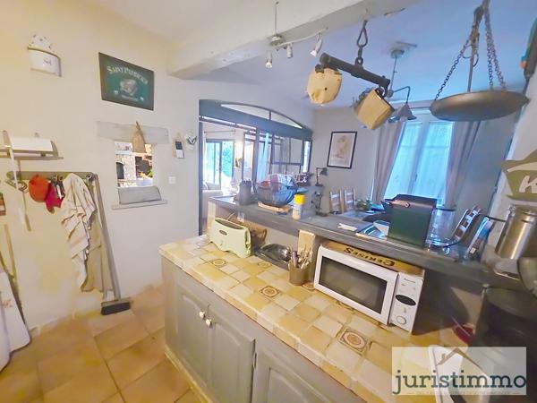 Camaret-sur-Aigues (84850) Mas de charme de 130 m² habitables sur 1 258 m² de terrain paysager, avec piscine et véranda en fer forgé