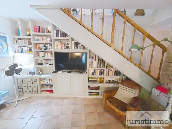 Camaret-sur-Aigues (84850) Mas de charme de 130 m² habitables sur 1 258 m² de terrain paysager, avec piscine et véranda en fer forgé