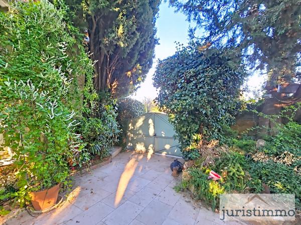 Camaret-sur-Aigues (84850) Mas de charme de 130 m² habitables sur 1 258 m² de terrain paysager, avec piscine et véranda en fer forgé