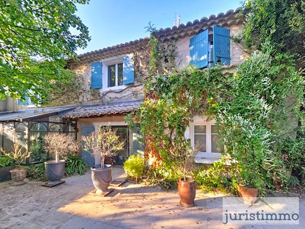 Camaret-sur-Aigues (84850) Mas de charme de 130 m² habitables sur 1 258 m² de terrain paysager, avec piscine et véranda en fer forgé