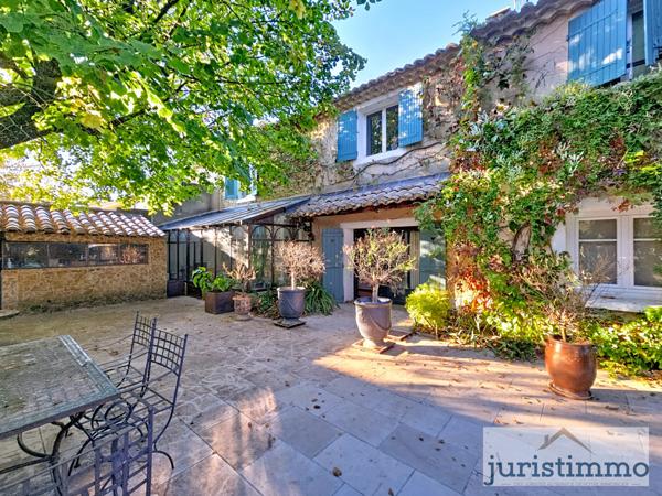 Camaret-sur-Aigues (84850) Mas de charme de 130 m² habitables sur 1 258 m² de terrain paysager, avec piscine et véranda en fer forgé