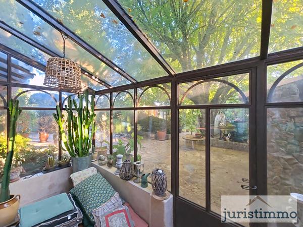 Camaret-sur-Aigues (84850) Mas de charme de 130 m² habitables sur 1 258 m² de terrain paysager, avec piscine et véranda en fer forgé