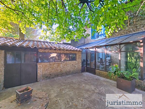 Camaret-sur-Aigues (84850) Mas de charme de 130 m² habitables sur 1 258 m² de terrain paysager, avec piscine et véranda en fer forgé