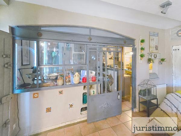 Camaret-sur-Aigues (84850) Mas de charme de 130 m² habitables sur 1 258 m² de terrain paysager, avec piscine et véranda en fer forgé