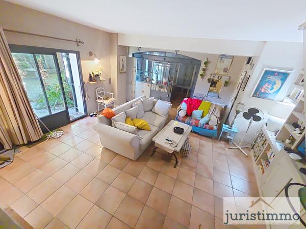 Camaret-sur-Aigues (84850) Mas de charme de 130 m² habitables sur 1 258 m² de terrain paysager, avec piscine et véranda en fer forgé