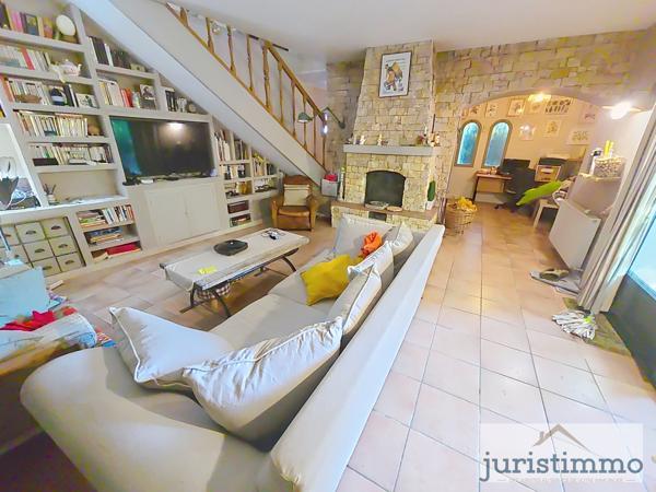 Camaret-sur-Aigues (84850) Mas de charme de 130 m² habitables sur 1 258 m² de terrain paysager, avec piscine et véranda en fer forgé