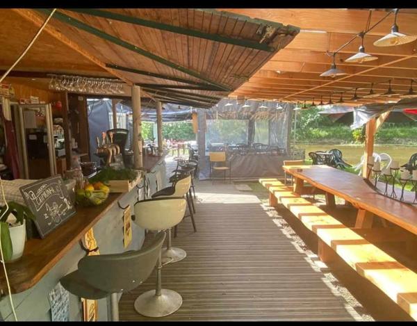 Guinguette d'exception avec vue imprenable sur l’eau ( MUR ET FOND )