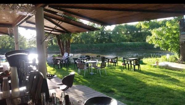 Guinguette d'exception avec vue imprenable sur l’eau ( MUR ET FOND )