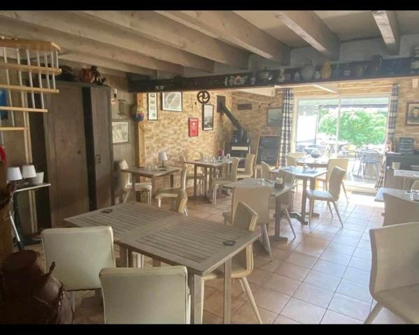 Guinguette d'exception avec vue imprenable sur l’eau ( MUR ET FOND )