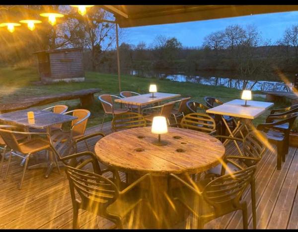 Guinguette d'exception avec vue imprenable sur l’eau ( MUR ET FOND )