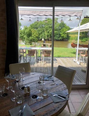 Guinguette d'exception avec vue imprenable sur l’eau ( MUR ET FOND )